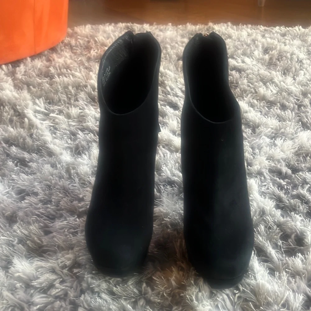 Steve Madden low boots. Size 7. Black. - Picture 1 of 4
